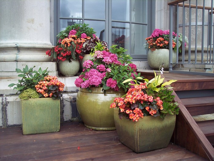 Украшение двора вазонами со цветами