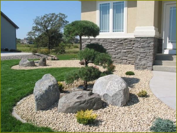 красивое преображение двора с помощью камня
