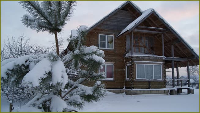 дачный дом зимой